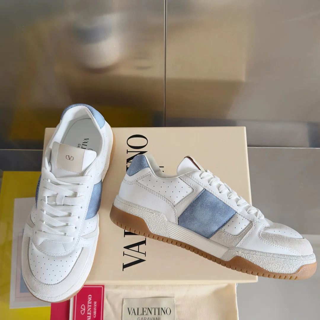 [Valentino] P: 800💰 Couple model, size: ▪️Size: Women's model 35-40 / Men's model 39-44 (45 customized) Valentino Valentino Couple model Joie de Jouer series Velcro Thick sole Bread shoes Couple model Casual sports shoes White shoes Original purchase and development Production Joie de Jouer series The style is simple but not out of style. The pure white base is paired with fresh green and soft beige, and the unique Velcro design highlights your personality. Every detail tells the fashion and quality. Wear it, take a confident step, and start the fashion journey. Exquisite packaging at the delivery counter🛍📦 ▪️Fabrics: Original custom imported first-layer cowhide ▪️Inner lining: Original custom-made soft sheepskin lining ▪️Outsole: Original open-molded anti-slip TPU material ▪️Sole thickness: 3.5CM